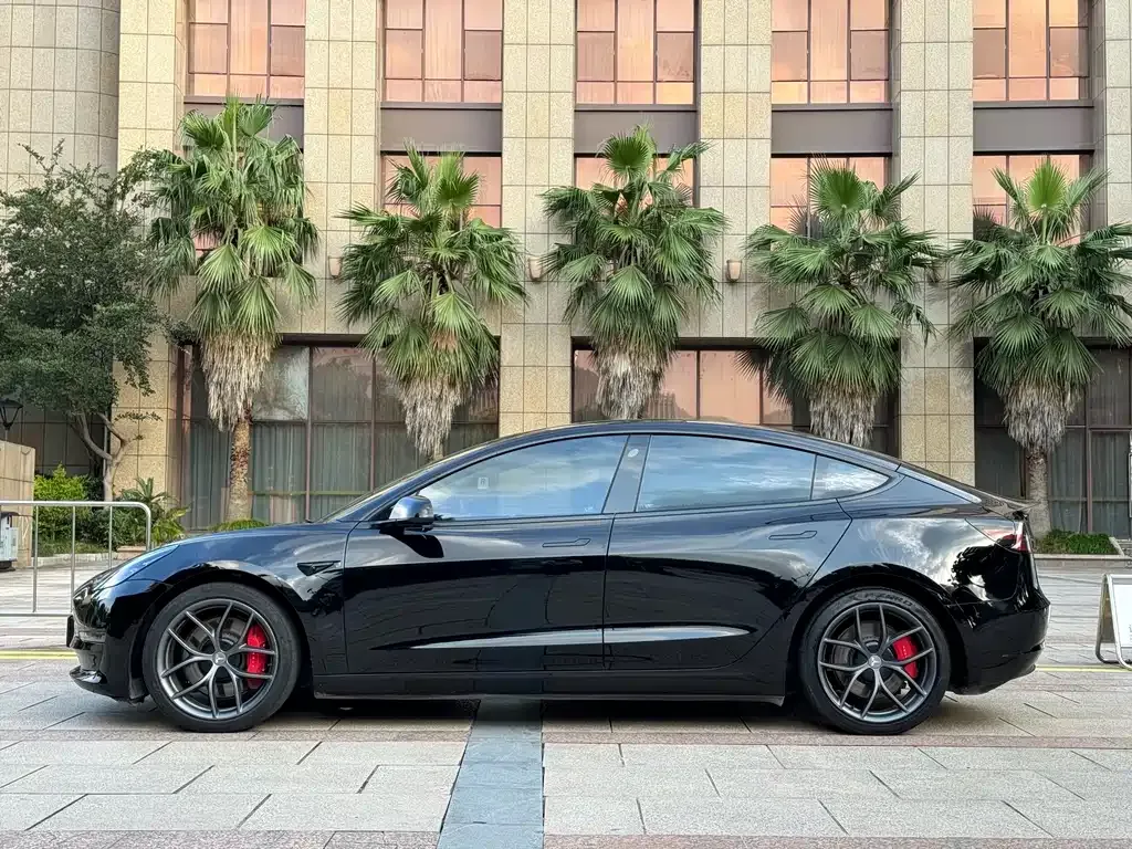 Tesla Model 3 — фото 8