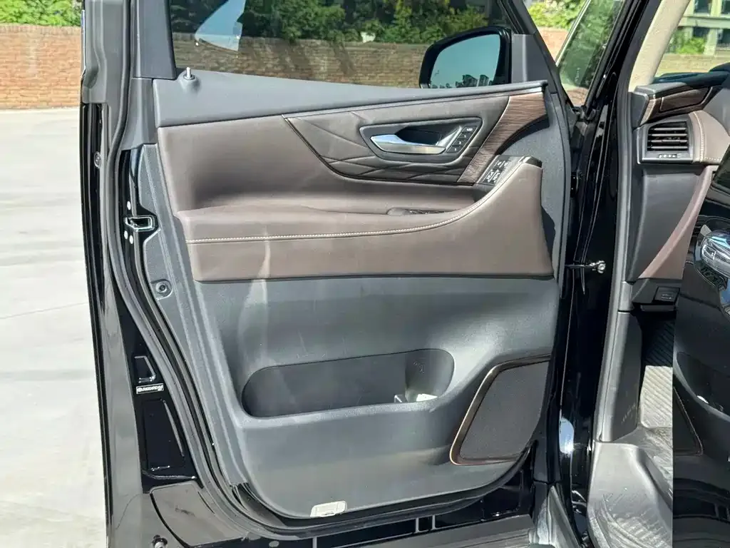 Toyota Alphard — фото 2