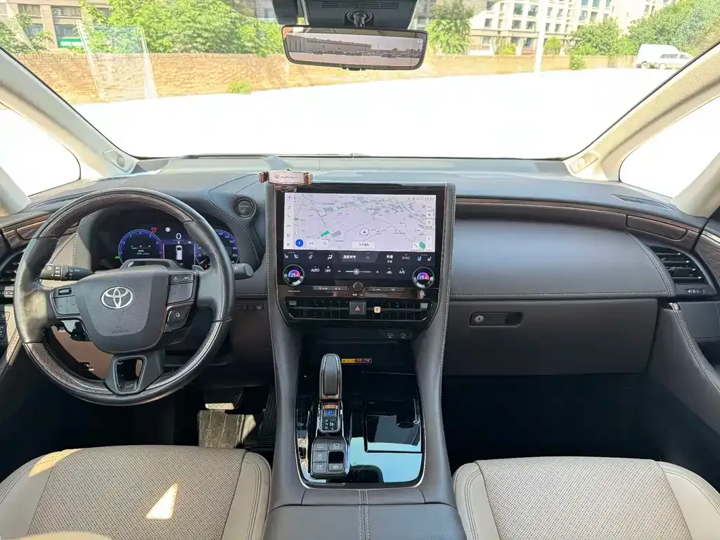 Toyota Alphard — фото 7