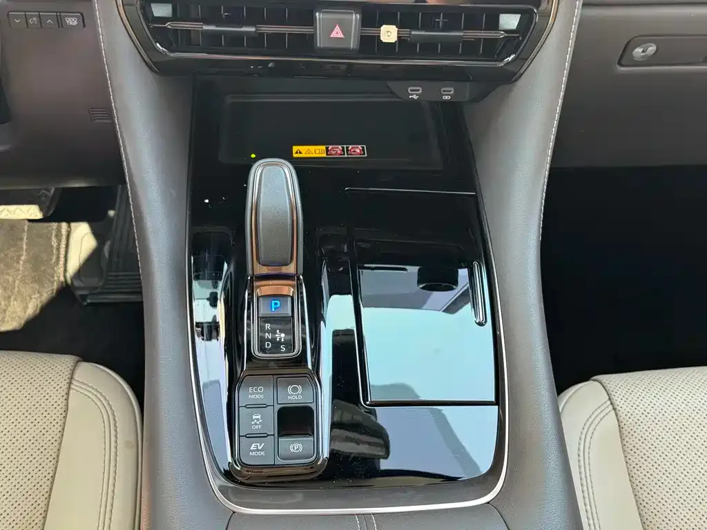 Toyota Alphard — фото 6