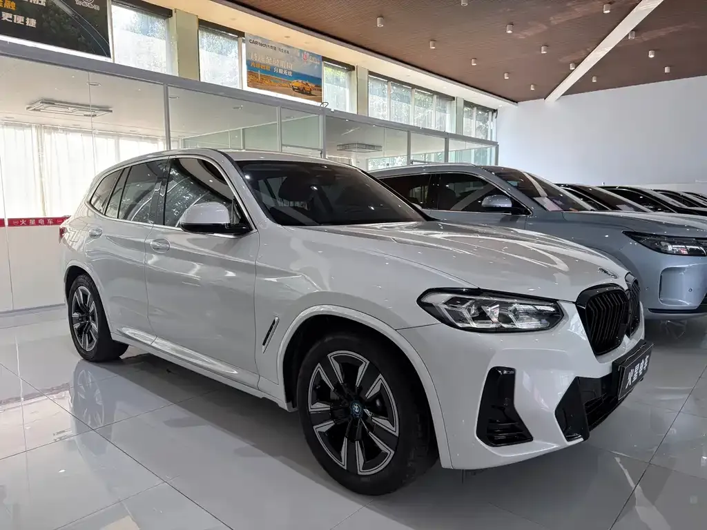 BMW iX3 — фото 10