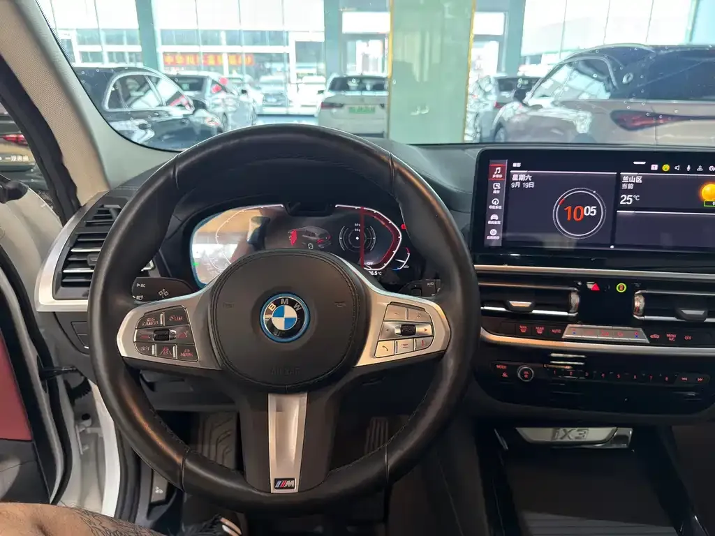 BMW iX3 — фото 9