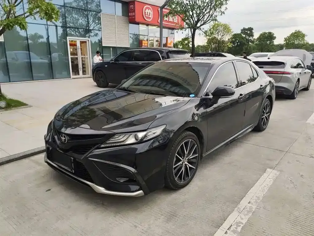 Toyota Camry — фото 1