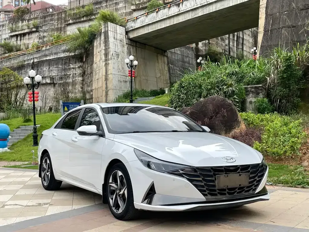 Hyundai Elantra — фото 3