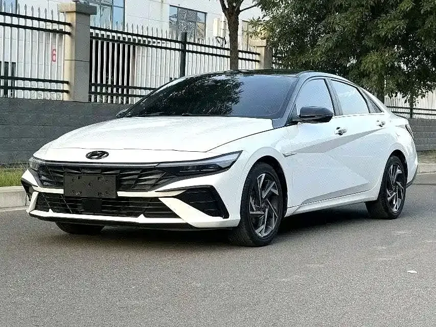 Hyundai Elantra — фото 1