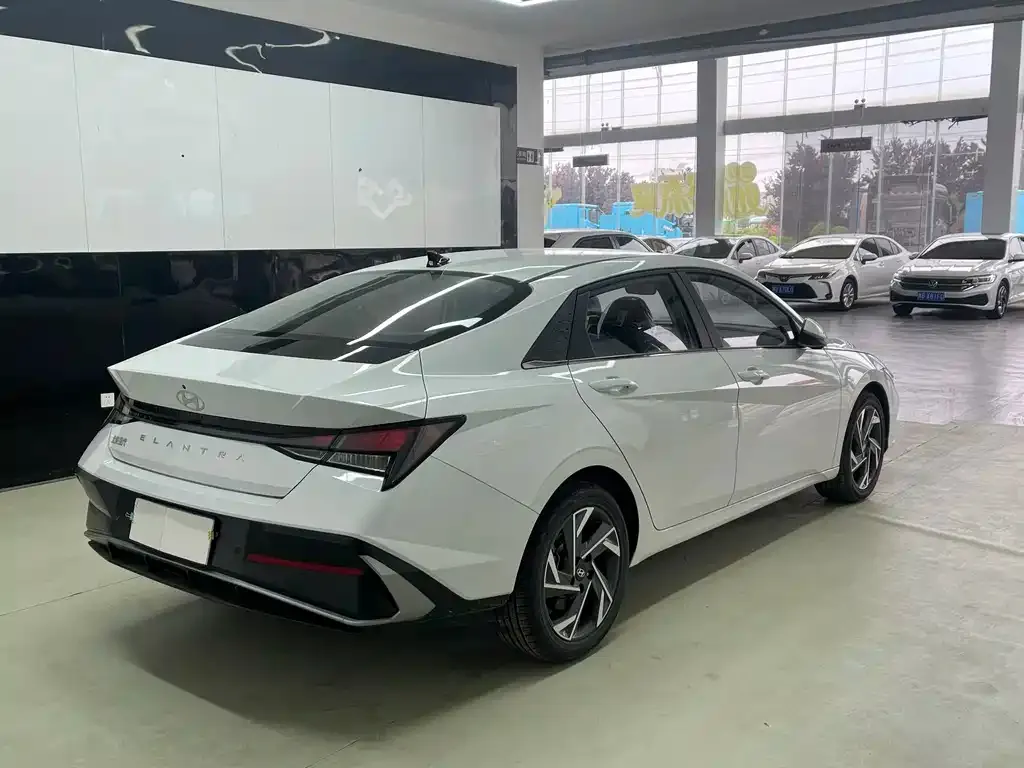 Hyundai Elantra — фото 4