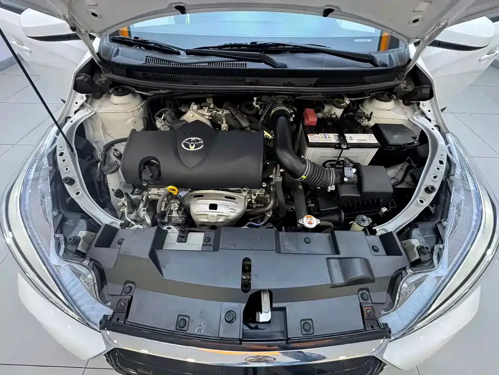Toyota Yaris L — фото 10