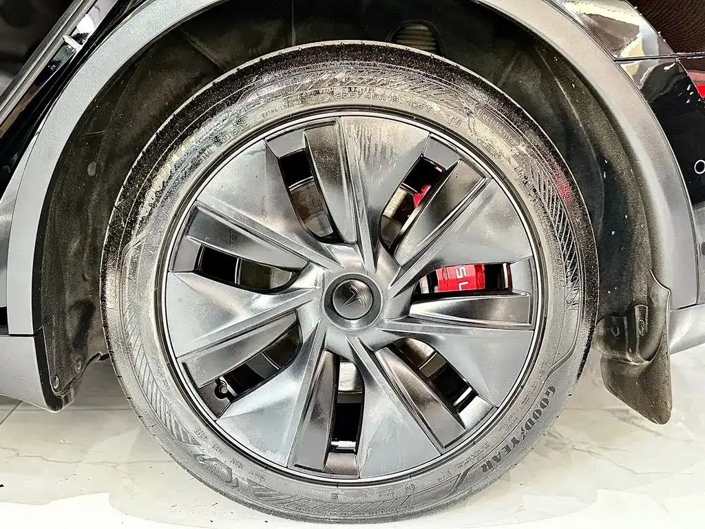 Tesla Model Y — фото 10