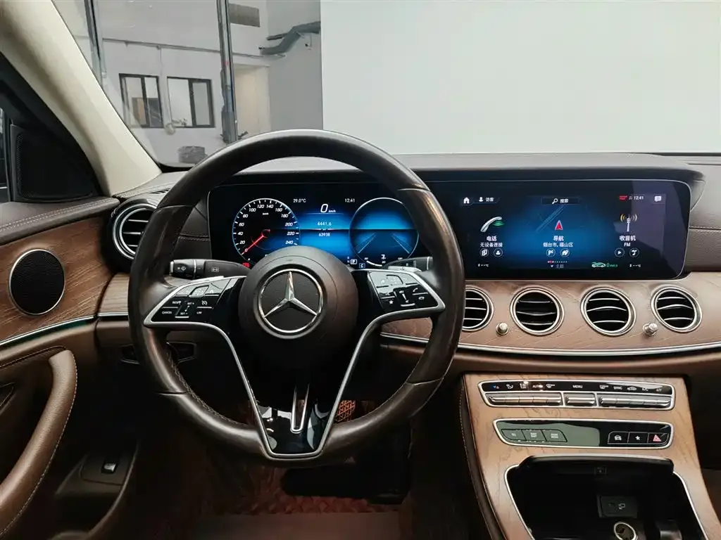 Mercedes-Benz E-Class — фото 10