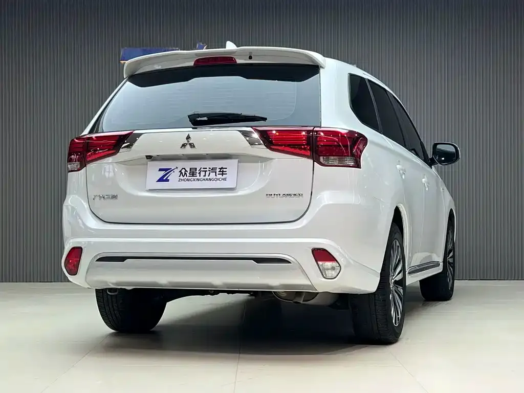 Mitsubishi Outlander — фото 8