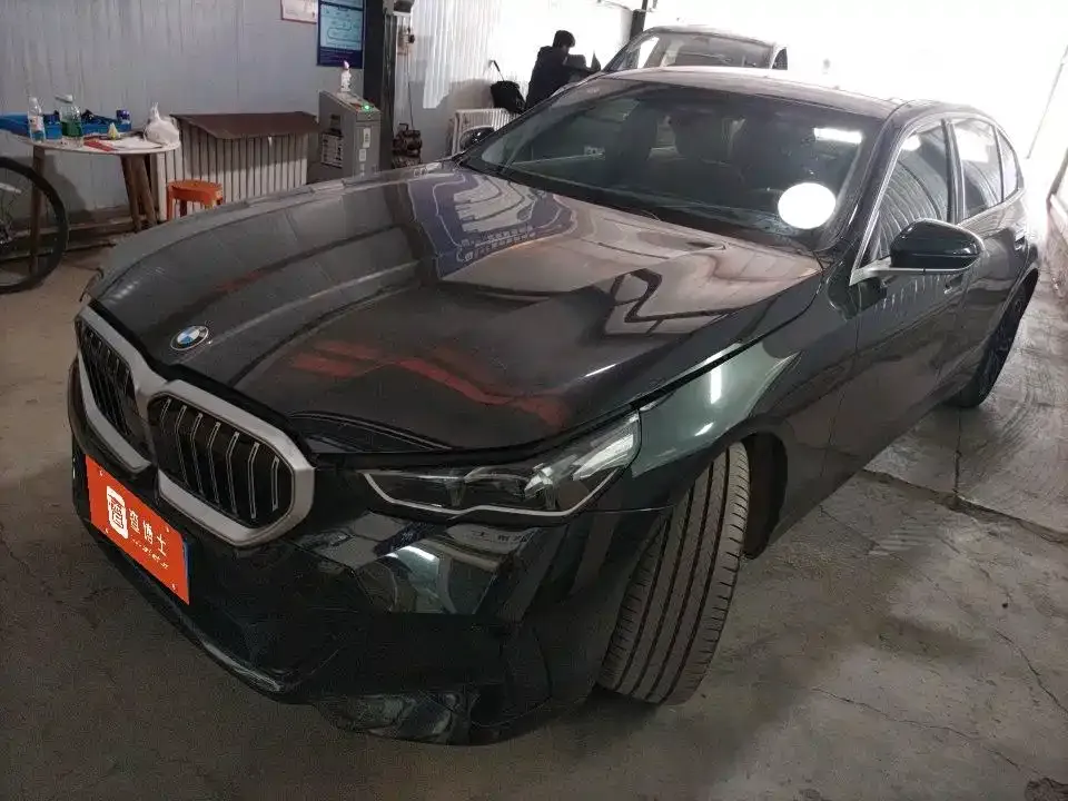 BMW 5 Series — фото 1