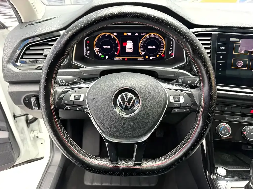 Volkswagen T-Roc — фото 10