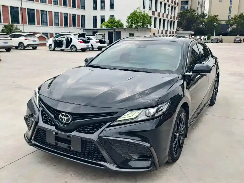 Toyota Camry — фото 1