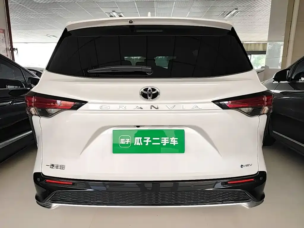 Toyota Granvia — фото 2