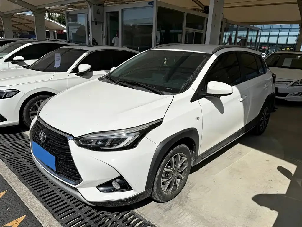 Toyota Yaris L — фото 1