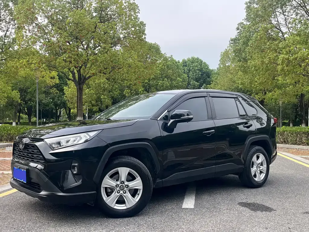 Toyota RAV4 — фото 1