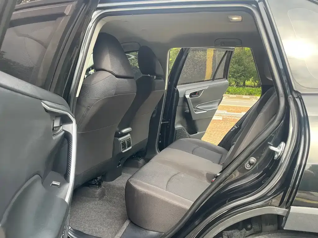 Toyota RAV4 — фото 3