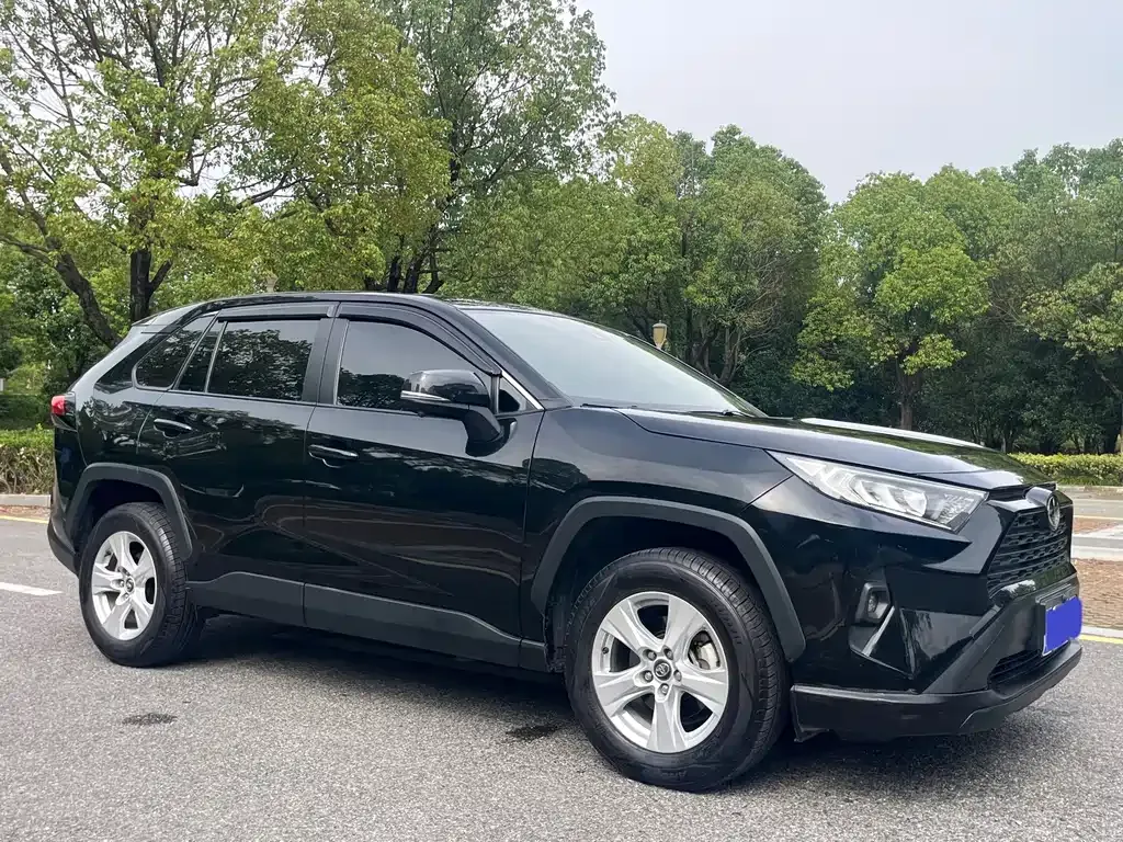 Toyota RAV4 — фото 10
