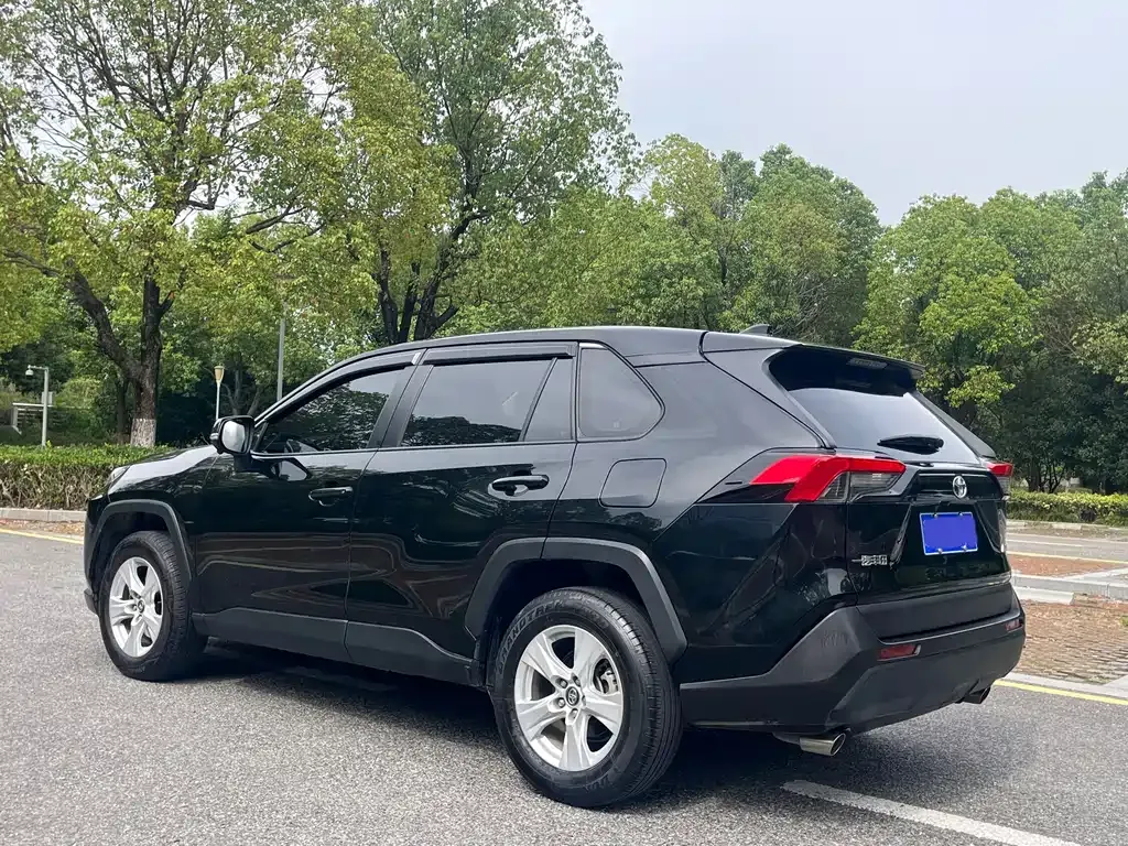 Toyota RAV4 — фото 6