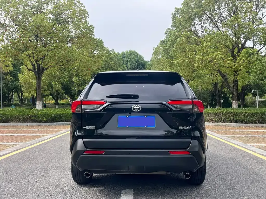 Toyota RAV4 — фото 7
