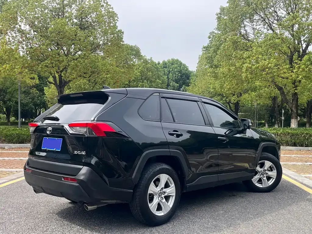 Toyota RAV4 — фото 5