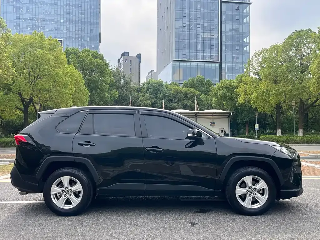 Toyota RAV4 — фото 8