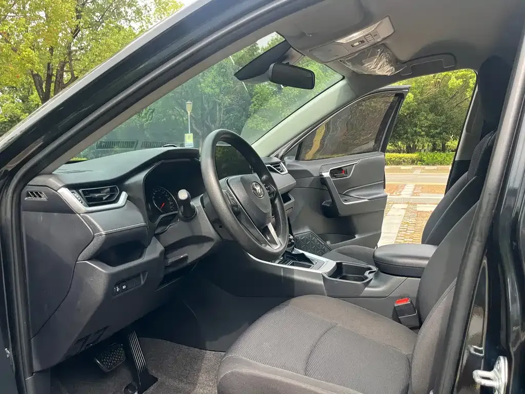 Toyota RAV4 — фото 4