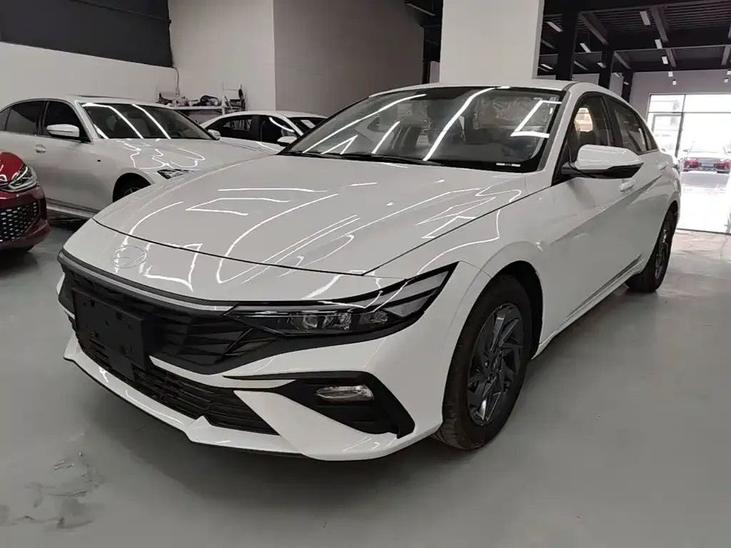 Hyundai Elantra — фото 1