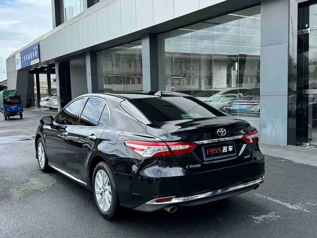 Toyota Camry — фото 3