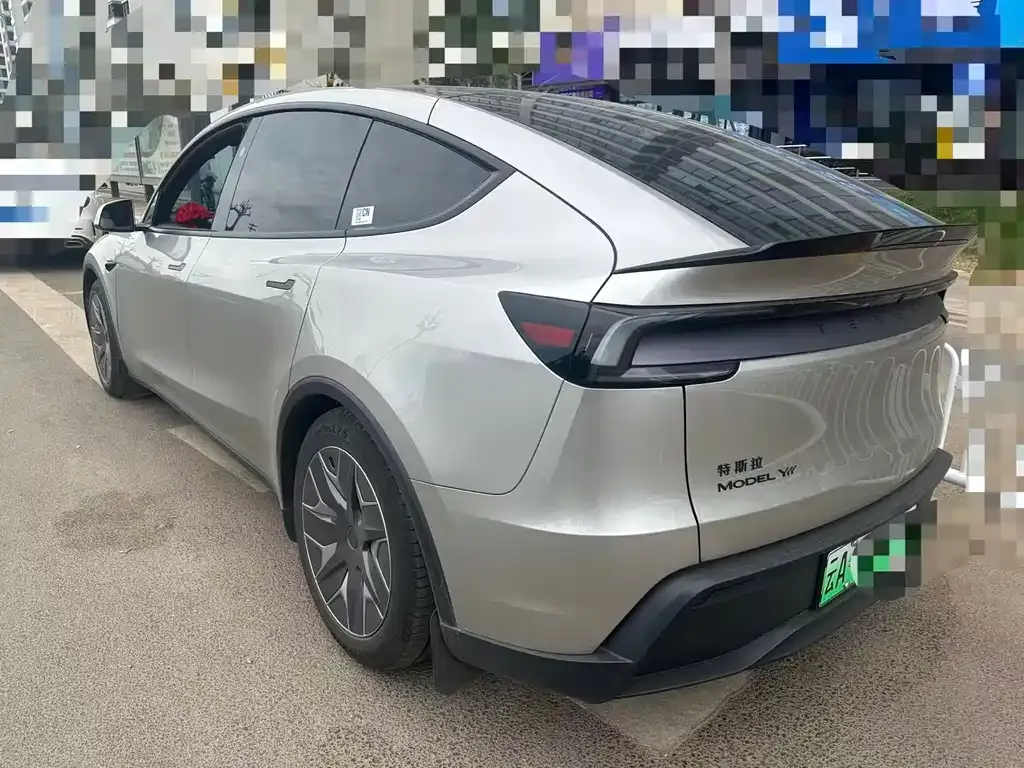 Tesla Model Y L — фото 10