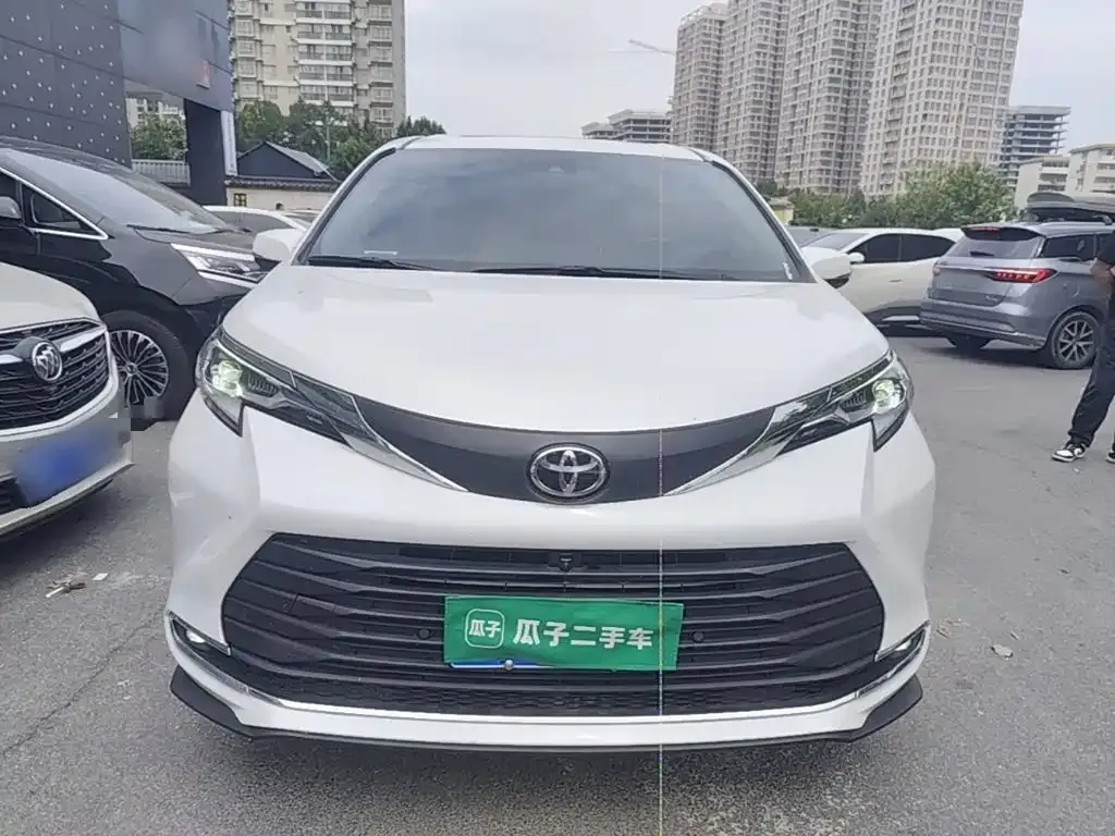 Toyota Sienna — фото 2