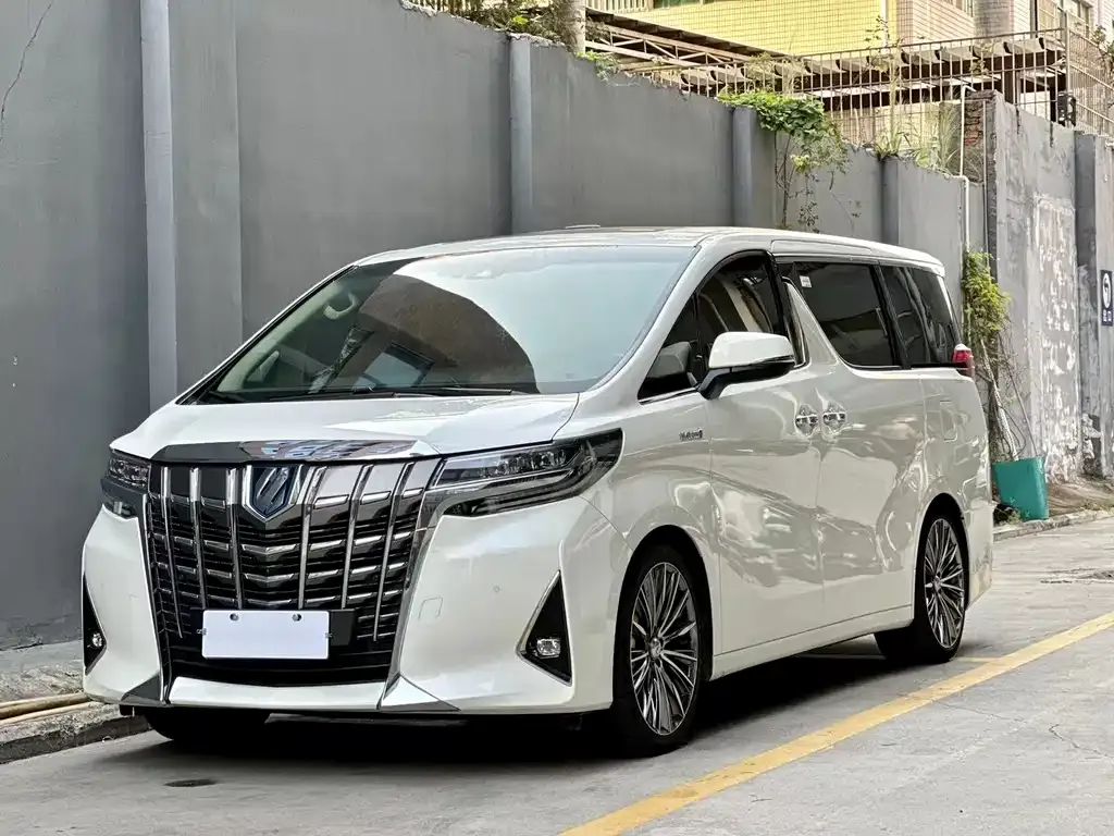 Toyota Alphard — фото 1