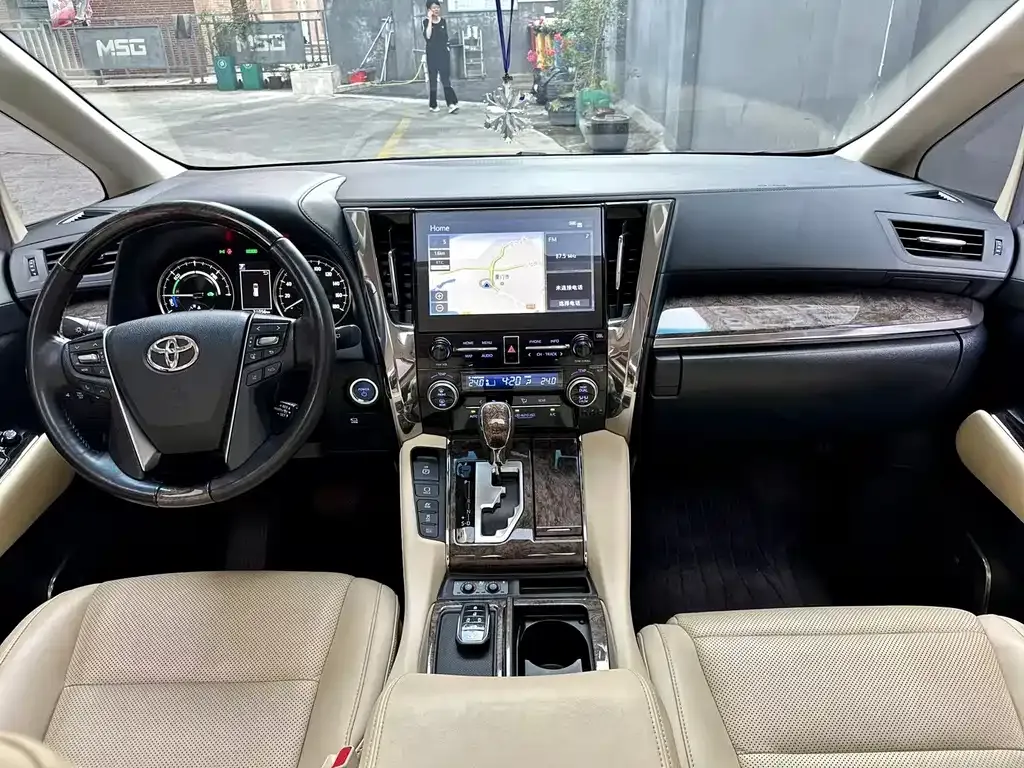 Toyota Alphard — фото 8