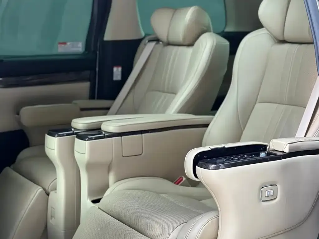 Toyota Alphard — фото 3