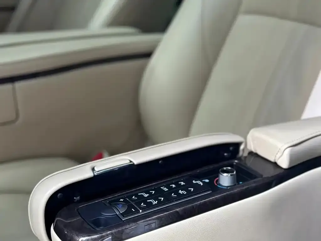Toyota Alphard — фото 5