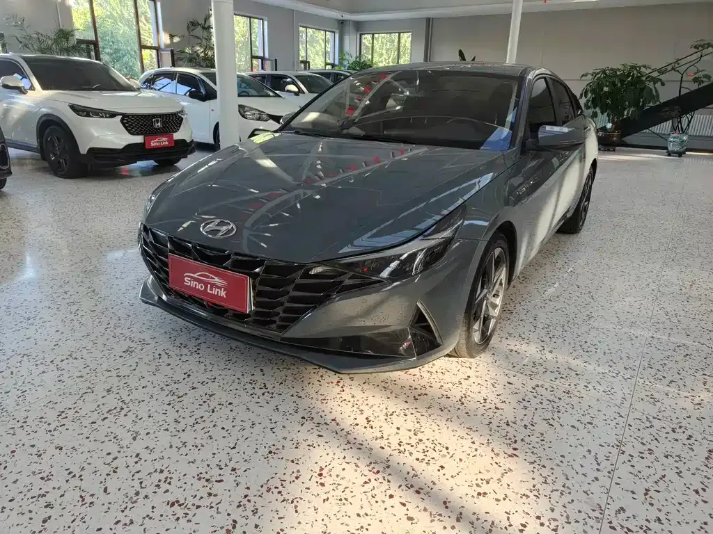 Hyundai Elantra — фото 1
