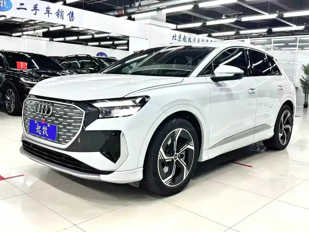 Audi Q4 e-tron — фото 1
