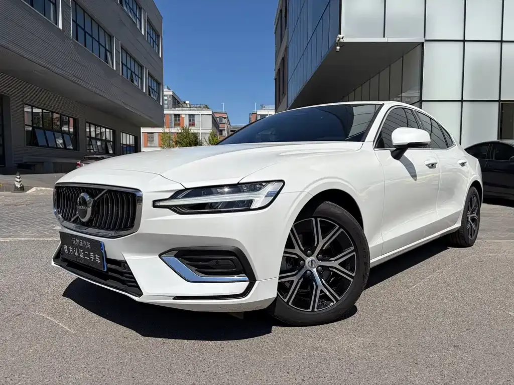Volvo S60 — фото 1