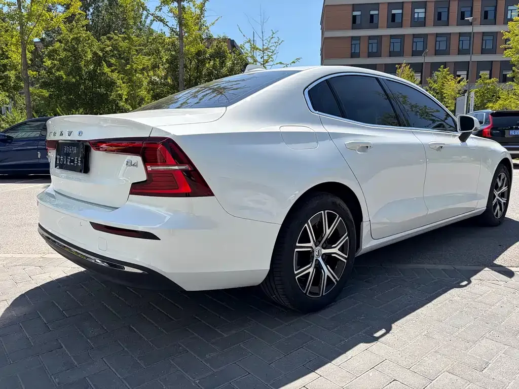 Volvo S60 — фото 10
