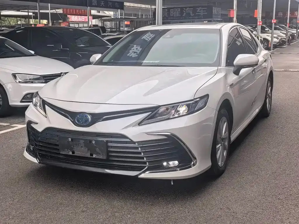 Toyota Camry — фото 1