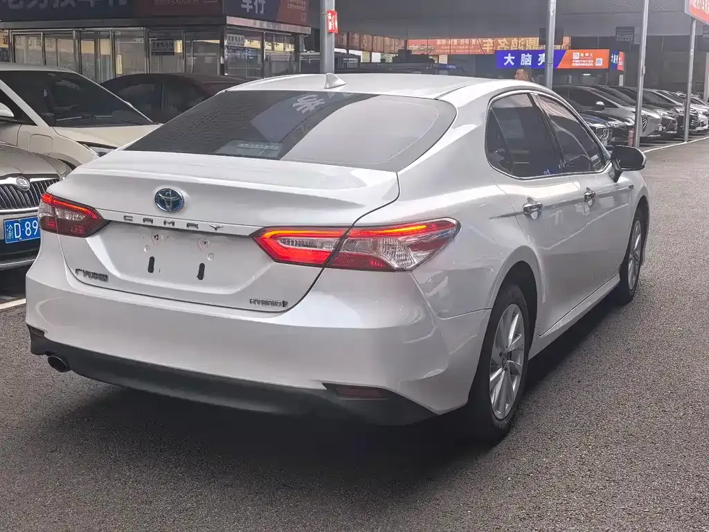 Toyota Camry — фото 10