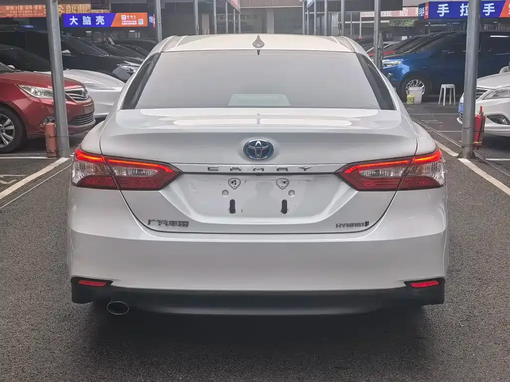 Toyota Camry — фото 2
