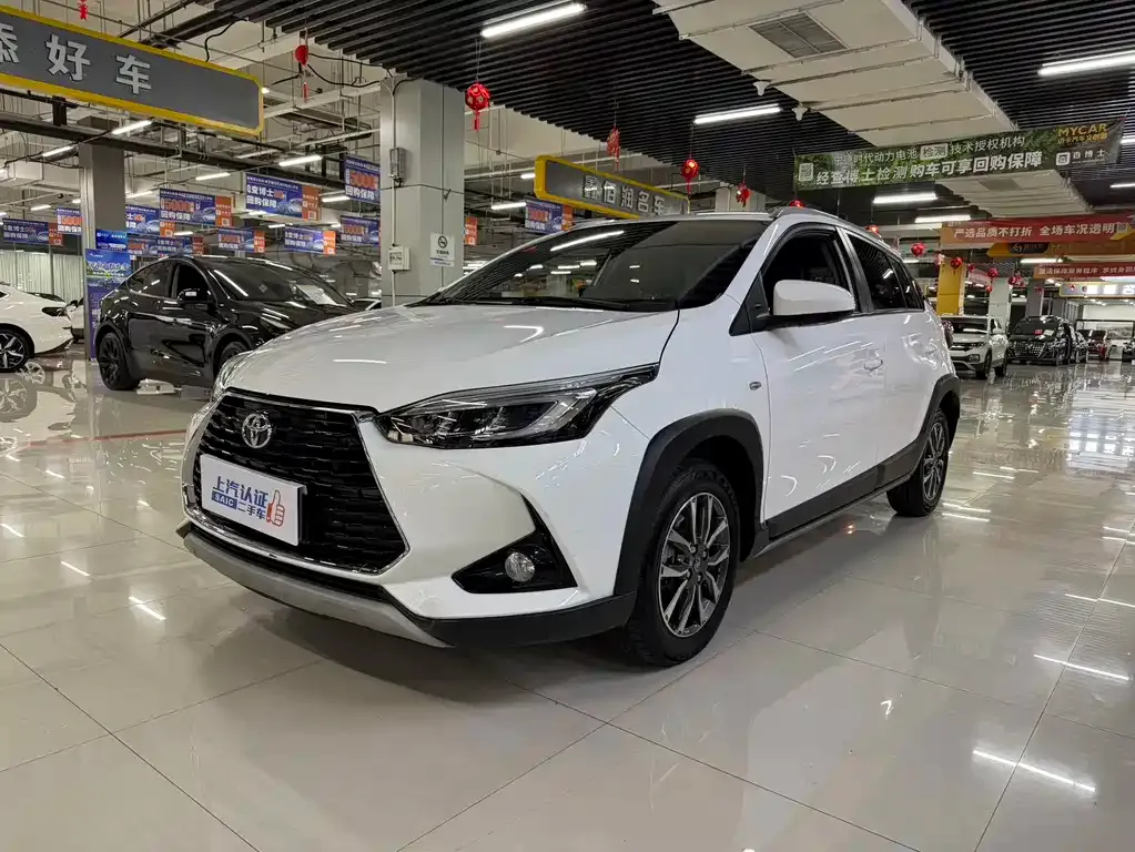 Toyota Yaris L — фото 1