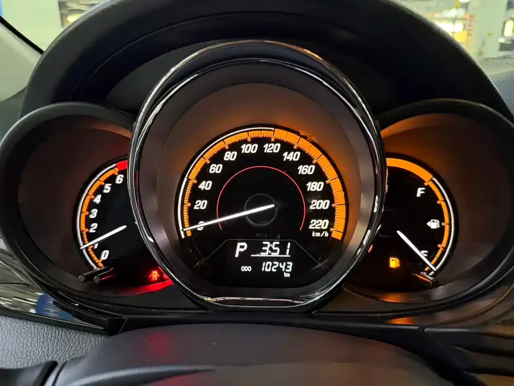 Toyota Yaris L — фото 9