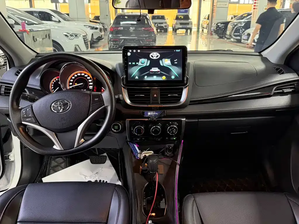 Toyota Yaris L — фото 7