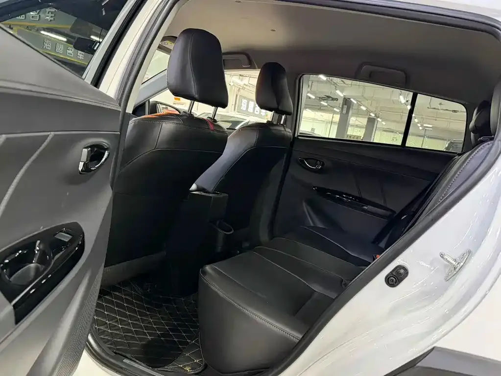 Toyota Yaris L — фото 4