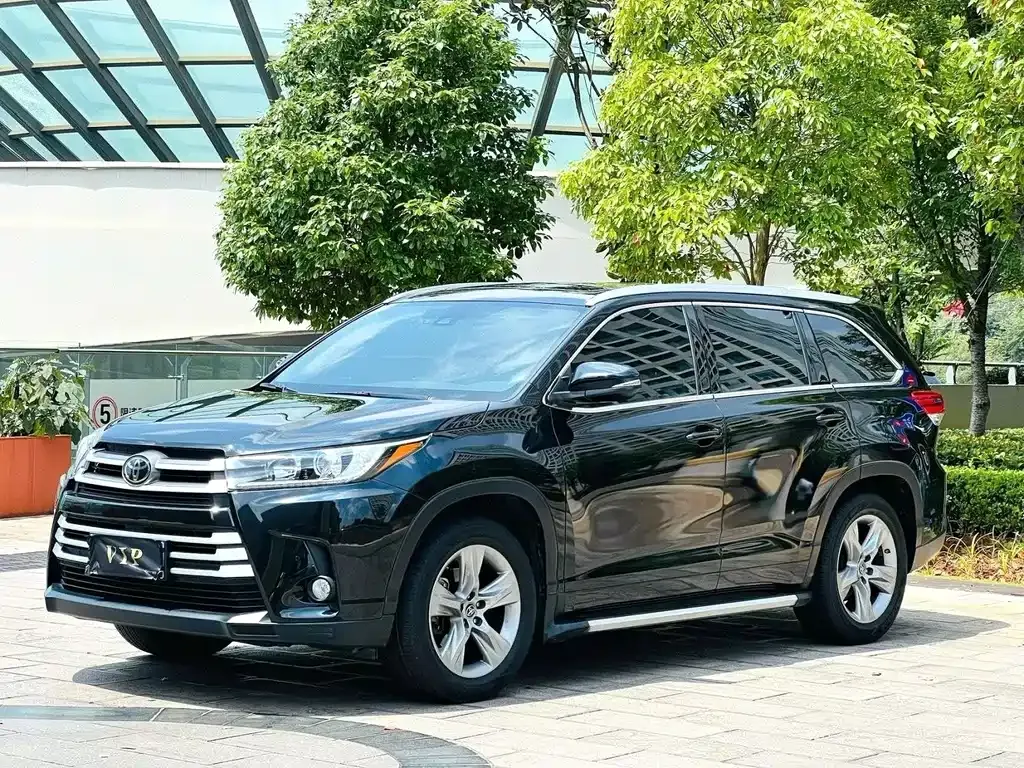 Toyota Highlander — фото 1