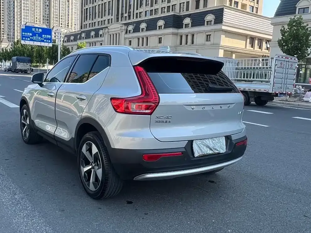Volvo XC40 — фото 8