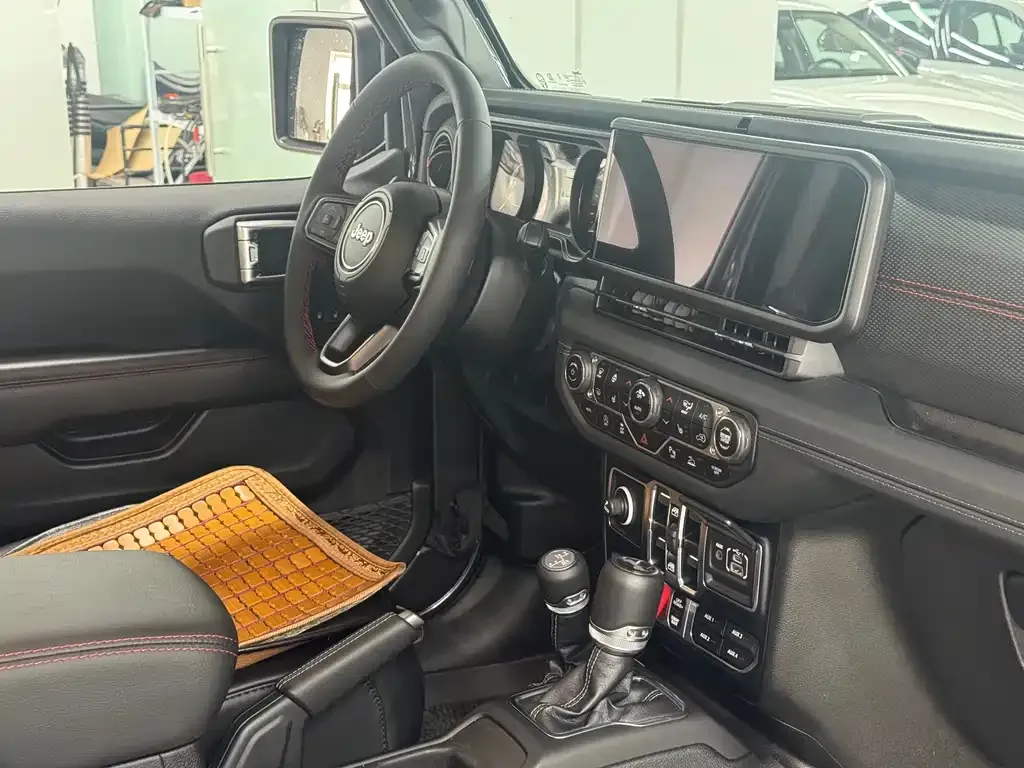 Jeep Wrangler — фото 10