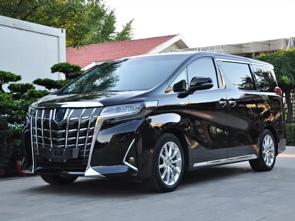 Toyota Alphard — фото 1
